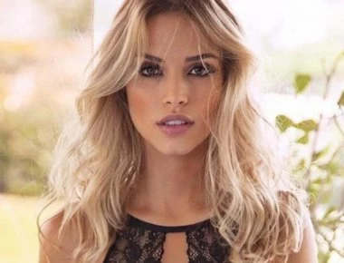 Η σύντροφος του Κακά ξετρέλανε την Μύκονο με το μπικίνι της (βίντεο)